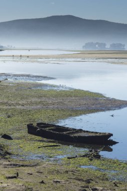 yosunlu tekne ile uzak dağ nehir kıyısında