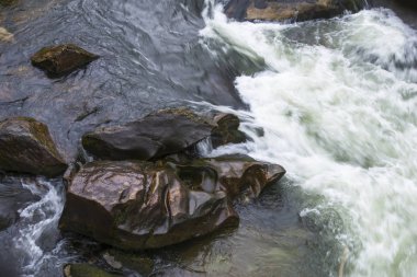 su akışı kayalar ile hareket çekim bulanık