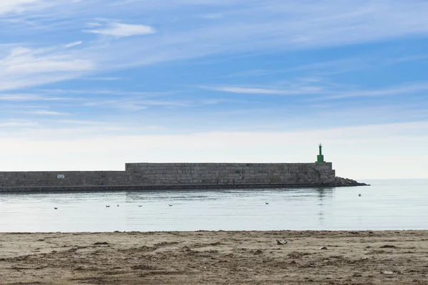 Vista Panorâmica Cais Mar Com Farol Distante — Fotografia de Stock