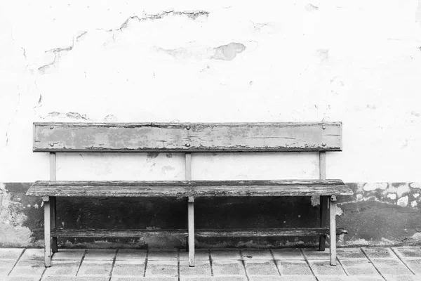 旧木长凳的建筑墙 黑色和白色 — 图库照片