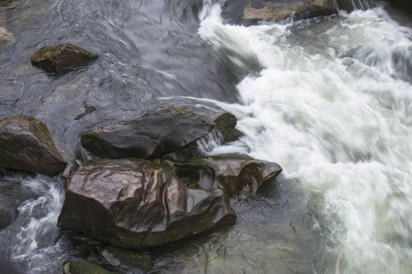 Movimento Offuscata Colpo Flusso Acqua Con Rocce — Foto Stock