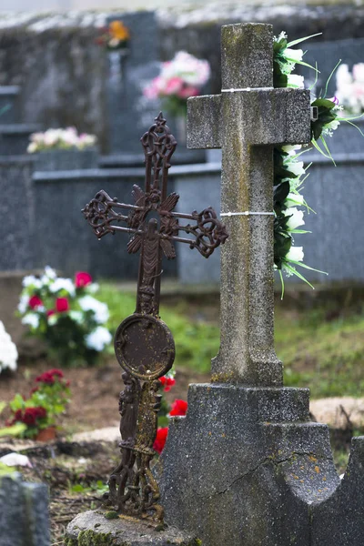 Металлический Каменный Крест Могиле Кладбище — стоковое фото