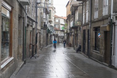 Pontevedra, İspanya - 24 Mayıs 2016: Şehrin tarihi bölgesinde arnavut kaldırımlı sokaklar ve yağmurla ıslandı.