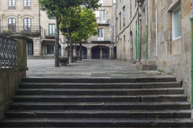 Pontevedra, İspanya - 24 Mayıs 2016: Şehrin tarihi bölgesinde arnavut kaldırımlı sokaklar ve yağmurla ıslandı.