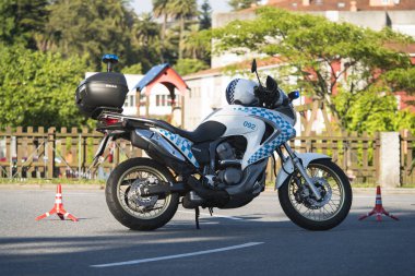 Pontevedra, İspanya - 4 Haziran 2017: Bir ekolojist protestokutlama nedeniyle, trafik kesme yerel polis motosiklet.