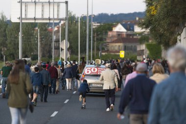 Pontevedra, İspanya - 4 Haziran 2017: Ekolojik gösterinin sonunda çok sayıda insan yol boyunca yürüyor.