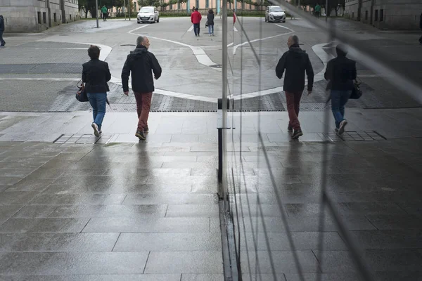 Pontevedra Espanha Maio 2016 Reflexões Sobre Uma Superfície Polida Pessoas — Fotografia de Stock