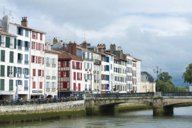 otantik binalar ve parlak güneş ışığı altında sokak kafede insanlar