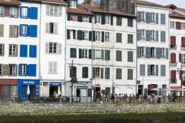 otantik binalar ve parlak güneş ışığı altında sokak kafede insanlar