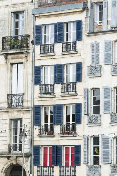 Blick Auf Authentisches Gebäude Mit Holzfensterläden — Stockfoto