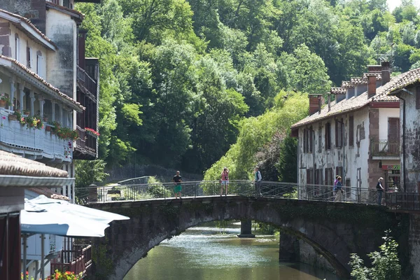 Güneş Işığı Altında Insanlar Ile Eski Otantik Binalar Arasında Köprü — Stok fotoğraf