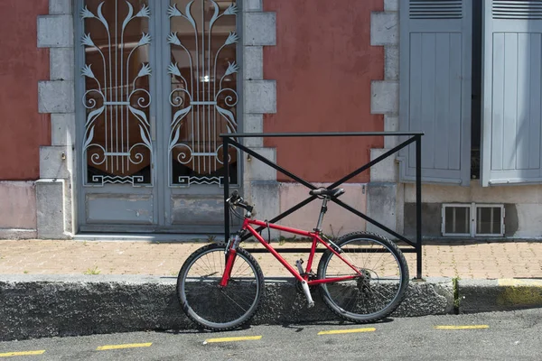 Geparktes Fahrrad Straße Gleißendem Sonnenlicht — Stockfoto