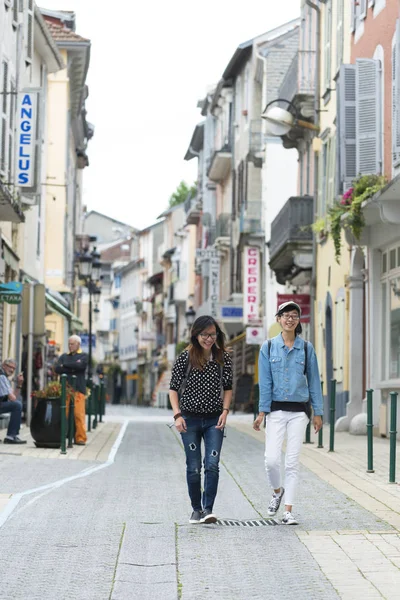 Zwei Asiatische Frauen Die Auf Einer Schmalen Straße Gehen Und — Stockfoto