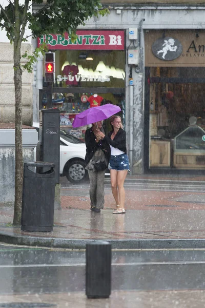 Женщины Стоящие Зонтиком Улице — стоковое фото