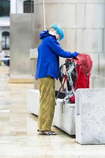 Vrouw Met Blauw Haar Houden Haar Rugzak — Stockfoto