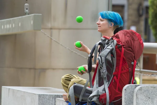 Mavi Saçlı Kadın Sokakta Hokkabazlık Yapıyor — Stok fotoğraf