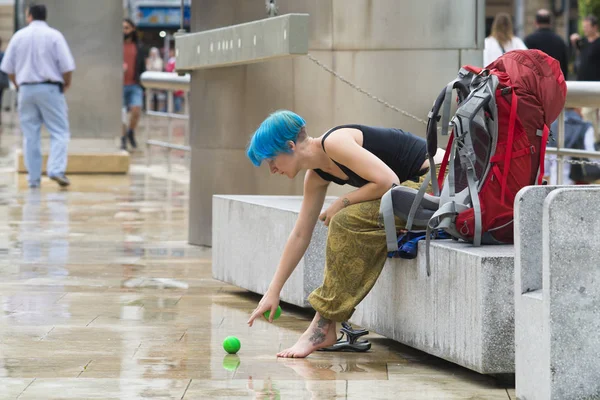 Mujer Con Pelo Azul Tomando Bola Caída Del Suelo Calle — Foto de Stock