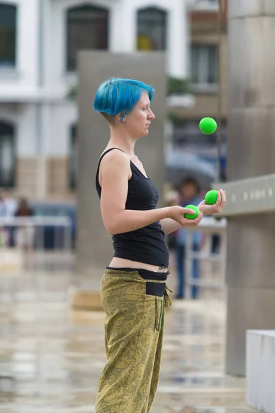 Kobieta Niebieskimi Włosami Żonglerka Ulicy — Zdjęcie stockowe