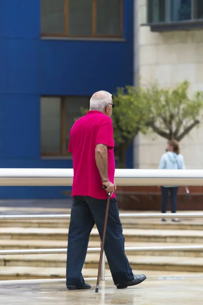 Senior Man Met Wandelstok Straat — Stockfoto