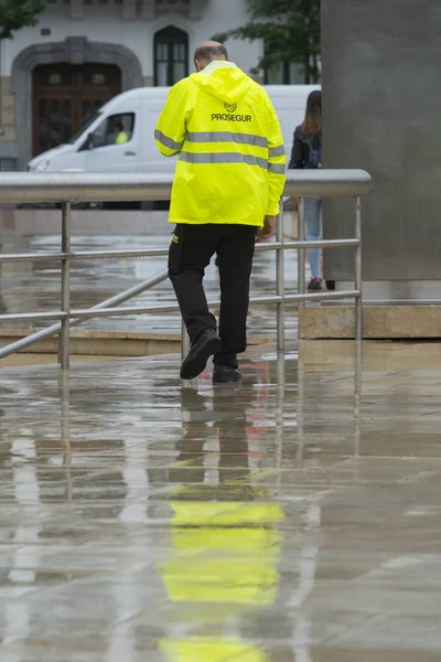 Sokakta Sarı Üniforma Ceket Giyen Adamın Arka Görünümü — Stok fotoğraf