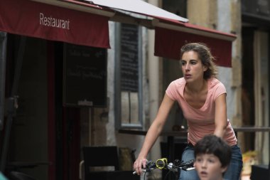 sokakta bisiklete binen kadının hareket çekimi