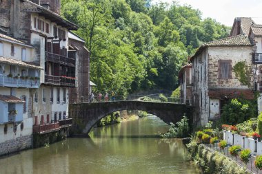 Saint Jean Pied De Port, Fransa - 3 Temmuz 2016: Tarihi eski kentte nehri geçen güzel köprülerden biri.