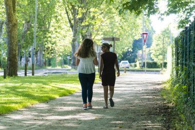 Pau, Fransa - 3 Temmuz 2016: İki kadın köydeki birçok parktan birinde yürüyor.