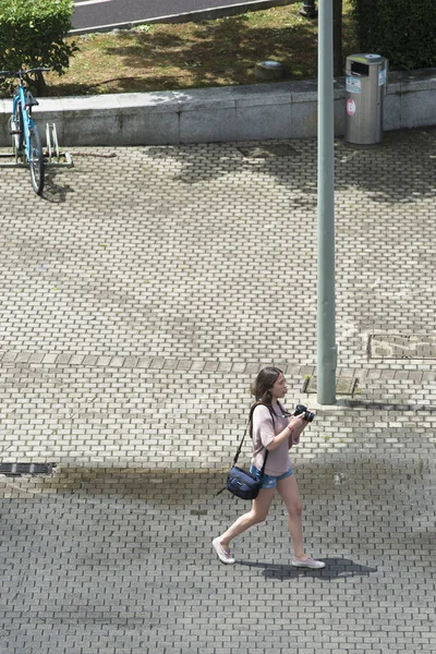 Bilbao España Julio 2016 Una Joven Toma Fotos Con Una — Foto de Stock