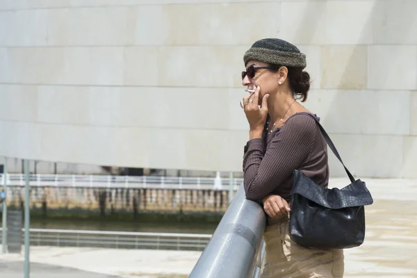 Bilbao Spanya Temmuz 2016 Guggenheim Müzesi Yakınlarındaki Korkuluklara Yaslanmış Bir — Stok fotoğraf