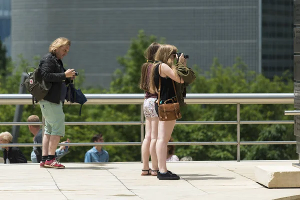 Bilbao España Julio 2016 Algunos Turistas Toman Fotos Con Sus — Foto de Stock