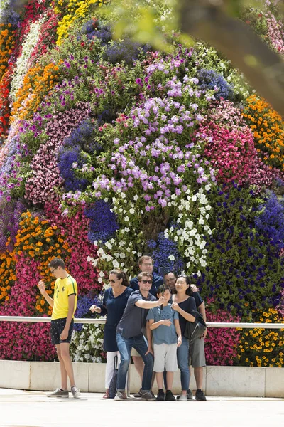 Bilbao Španělsko Července 2016 Skupina Turistů Dělá Autoportrét Smartphone Nedaleko — Stock fotografie