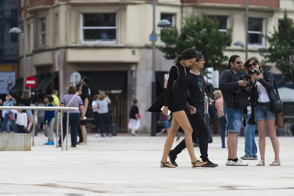 Bilbao Espanha Julho 2016 Casal Turistas Caminha Enquanto Outro Observa — Fotografia de Stock