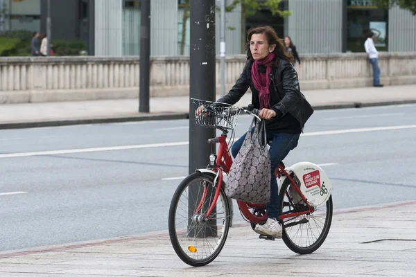 Μπιλμπάο Ισπανία Ιουλίου 2016 Μια Γυναίκα Που Καβαλάει Ένα Ποδήλατο — Φωτογραφία Αρχείου