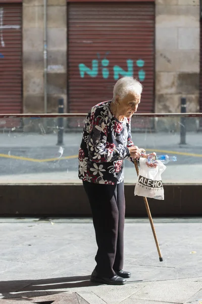 Bilbao Spanya Temmuz 2016 Yaşlı Bir Kadın Şehrin Eski Şehir — Stok fotoğraf
