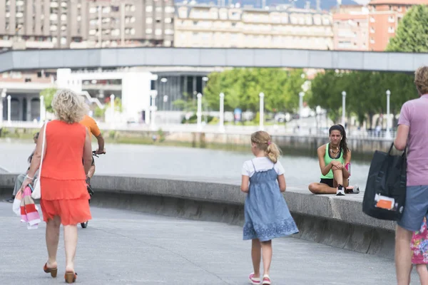 Bilbao Spanien Juli 2016 Eine Junge Frau Ruht Sich Nach — Stockfoto