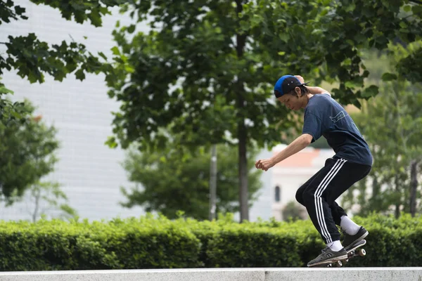 Bilbao Spagna Luglio 2016 Adolescente Allena Con Suo Skateboard Una — Foto Stock