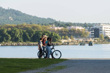 nehir boyunca bisiklet li gençler