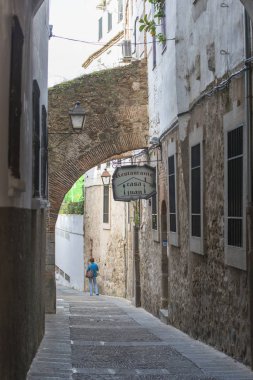 Plasencia, İspanya - 2 Kasım 2016: Köyün tarihi merkezindeki sokaklardan birinin manzarası.