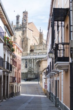 Plasencia, İspanya - 2 Kasım 2016: Köyün tarihi merkezindeki sokaklardan birinin manzarası.