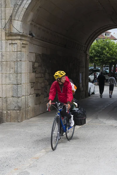 Собрадо Испания Июля 2016 Года Паломник Велосипеде Покидает Территорию Монастыря — стоковое фото