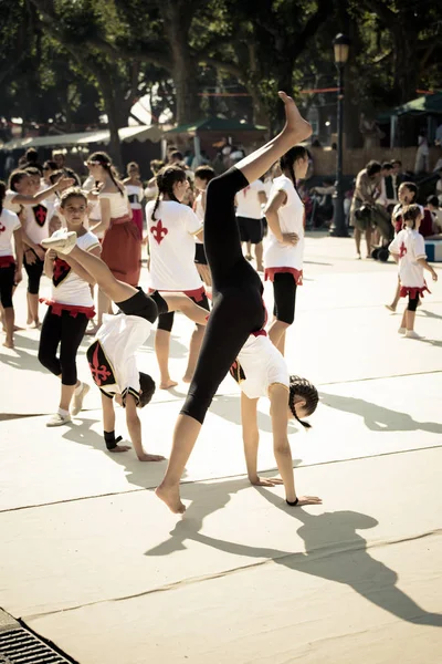 西班牙庞特韦德拉 2016年9月3日 一群青少年在庆祝该市庆祝的中世纪博览会期间进行体操表演 — 图库照片