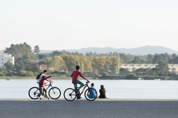 Молодые Люди Велосипедах Вдоль Реки — стоковое фото