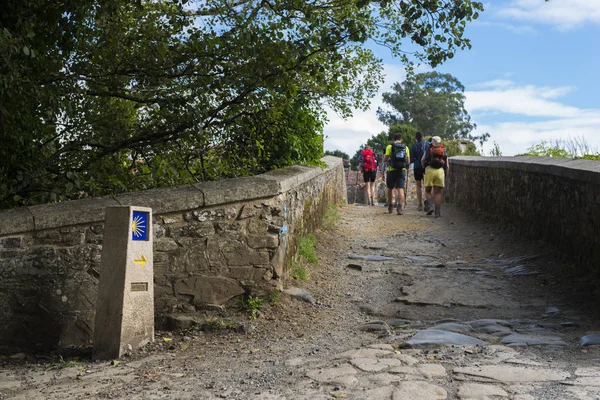 Фурелос Испания Июля 2016 Года Некоторые Молодые Паломники Рюкзаками Пересекают Стоковое Изображение