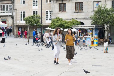 Pontevedra, Ispanya-Eylül 24, 2016: Iki kadın onlar şehrin kareler boyunca yürümek sohbet.