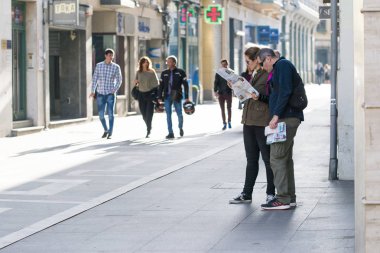 Zamora, Ispanya-1 Kasım 2016: bir çift sokaklarından birinde, şehrin bir harita danışın ..