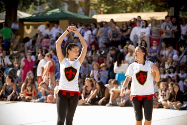 Pontevedra, Ispanya-3 Eylül 2016: şehirde kutlanan Ortaçağ Fuarı kutlama sırasında bir jimnastik ekranı yapan gençlerin bir grup.