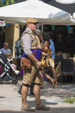 Pontevedra, Ispanya-3 Eylül 2016: şehirde kutlanan Ortaçağ Fuarı kutlama sırasında dönem giysileri ile bir adam.
