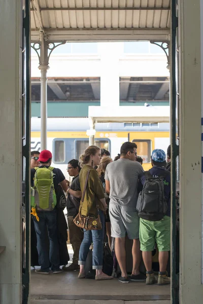 포르투갈 비아나 카스텔로 2016년 10월 30일 도시의 기차역에서 기차를 기다리는 — 스톡 사진