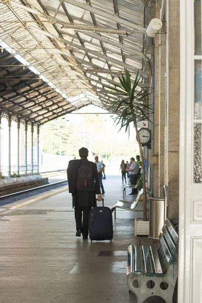 포르투갈 비아나 카스텔로 2016년 10월 30일 바퀴달린 여행가방을 기차역 플랫폼으로 — 스톡 사진