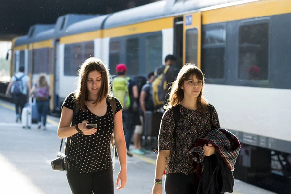 포르투갈 비아나 카스텔로 2016년 10월 30일 여성이 도시의 기차역 플랫폼에서 — 스톡 사진